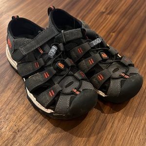 Boys Keen Shoes Size 1